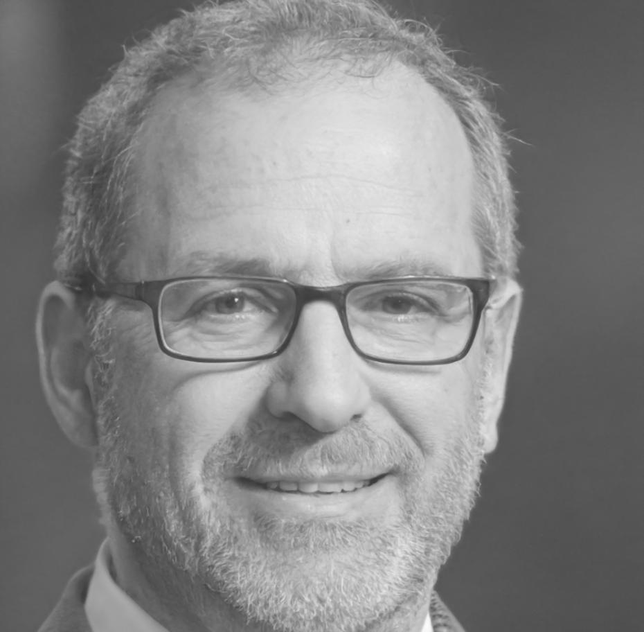 Portrait de Théophile Dubois, expert en analyse financière et formateur